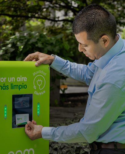 Fotografía de usuario epm recargando su carro en una estación de movilidad electrica