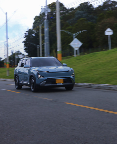 Fotografía de carro eléctrico en movimiento
