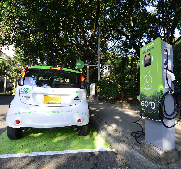 Fotografía de vehículo eléctrico en una estación de carga