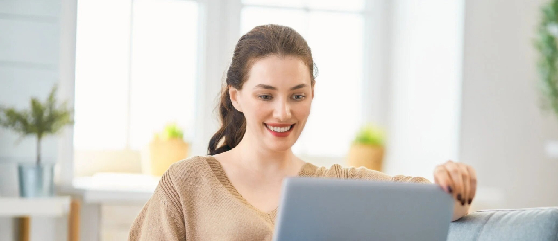 Mujer sonriente mirando computador - Banner