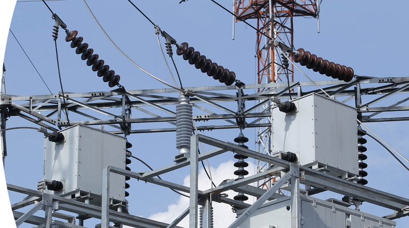  subestación eléctrica con equipos y estructuras metálicas utilizados para gestionar energía reactiva.