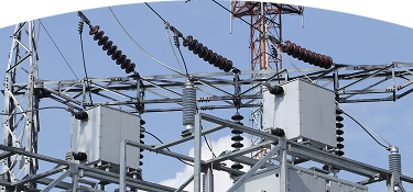  subestación eléctrica con equipos y estructuras metálicas utilizados para gestionar energía reactiva.