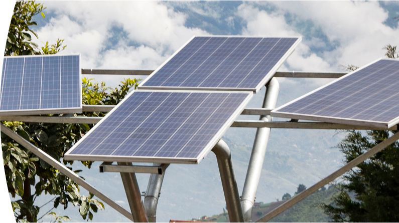 Banner ''Tutoriales de energía solar rural EPM'' Paneles solares instalados en estructura metálica para la generación de energía renovable en zona rural