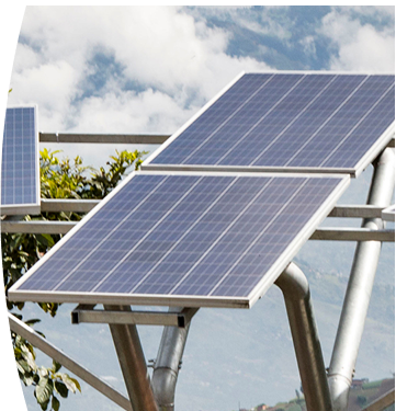 Banner ''Tutoriales de energía solar rural EPM'' Paneles solares instalados en estructura metálica para la generación de energía renovable en zona rural