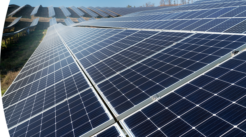 Banner ''Energía solar'' extenso campo de paneles solares fotovoltaicos instalados en el suelo para generar energía solar renovable