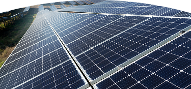 Banner ''Energía solar'' extenso campo de paneles solares fotovoltaicos instalados en el suelo para generar energía solar renovable