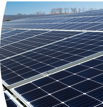 Banner ''Energía solar'' extenso campo de paneles solares fotovoltaicos instalados en el suelo para generar energía solar renovable