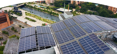Banner ''Solución solar integral'' paneles solares instalados en el techo de una vivienda rodeada de árboles y naturaleza