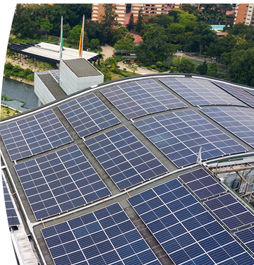 Banner ''Solución solar integral'' paneles solares instalados en el techo de una vivienda rodeada de árboles y naturaleza