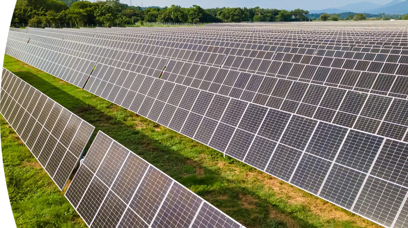 Banner ''Solución solar integral'' granja solar con múltiples filas de paneles fotovoltaicos instalados en campo abierto para generación de energía renovable