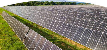 Banner ''Solución solar integral'' granja solar con múltiples filas de paneles fotovoltaicos instalados en campo abierto para generación de energía renovable