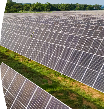 Banner ''Solución solar integral'' granja solar con múltiples filas de paneles fotovoltaicos instalados en campo abierto para generación de energía renovable