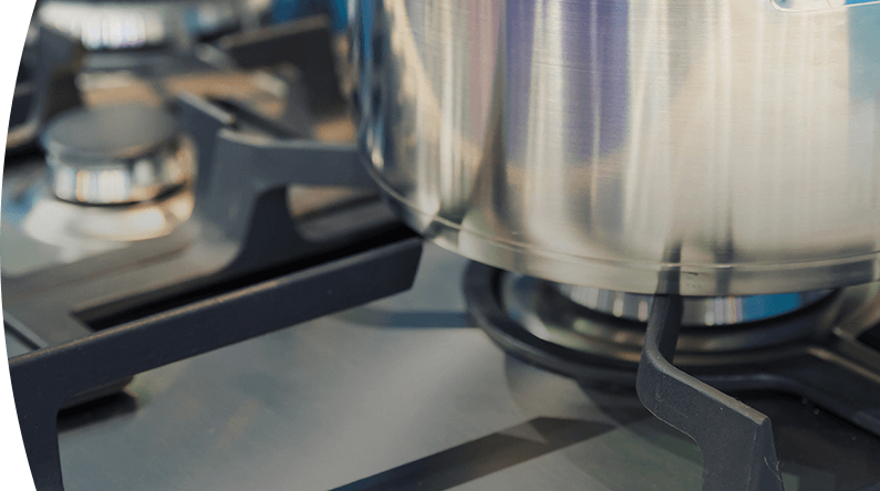 Fogón de una estufa de gas con una olla encima