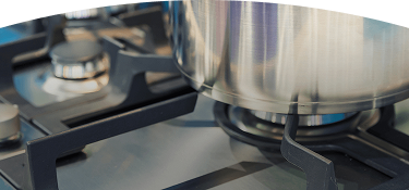 Fogón de una estufa de gas con una olla encima