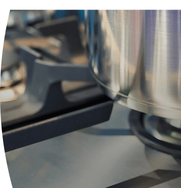 Fogón de una estufa de gas con una olla encima