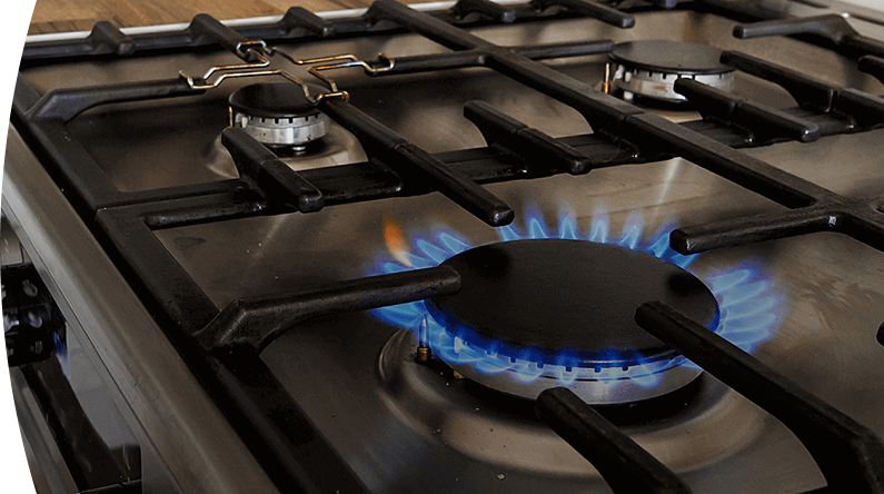 Boquilla de estufa de gas encendido con una llama azul