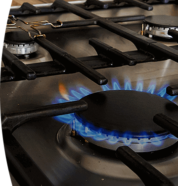 Boquilla de estufa de gas encendido con una llama azul