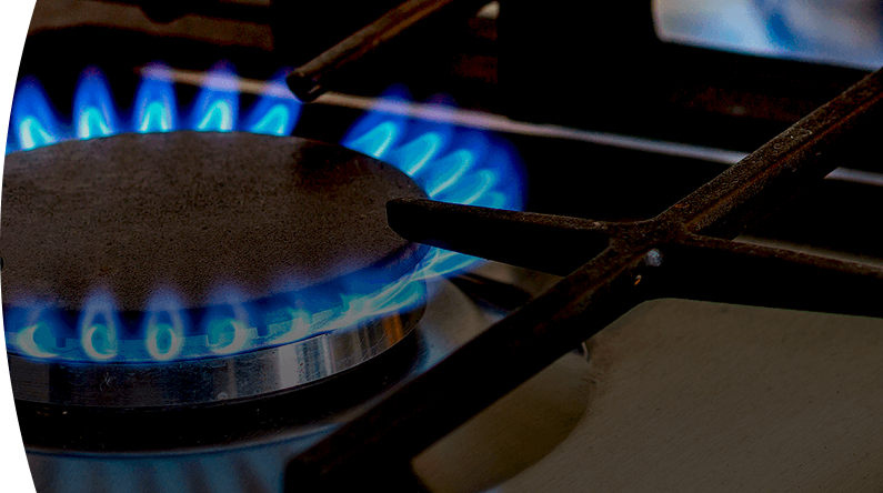 Estufa de gas encendida con llamas azules