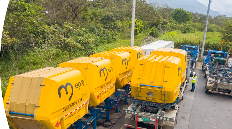 Tractocamiones con grandes contenedores amarillos marcados con el logo de EPM, alineados en una estación de carga