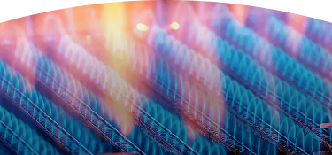 Quemadores industriales encendidos con llamas azules y naranjas