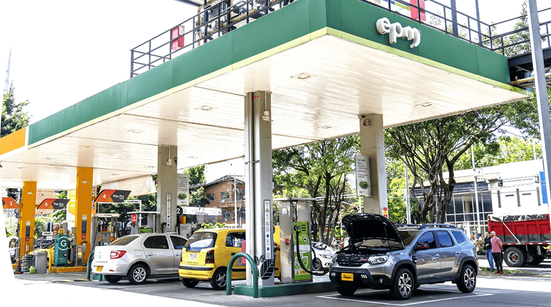 Gasolinera con autos cargando su tanque