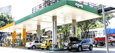 Gasolinera con autos cargando su tanque