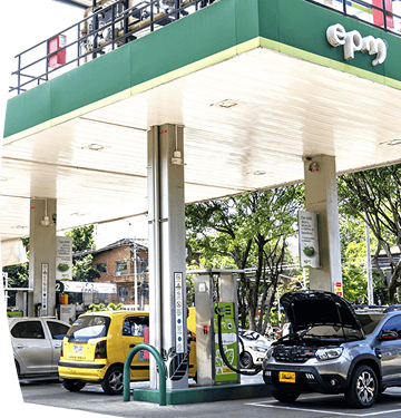 Gasolinera con autos cargando su tanque