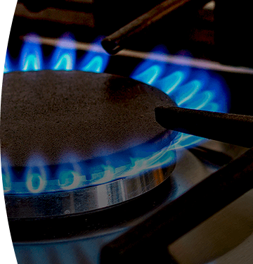 Estufa de gas encendida con llamas azules