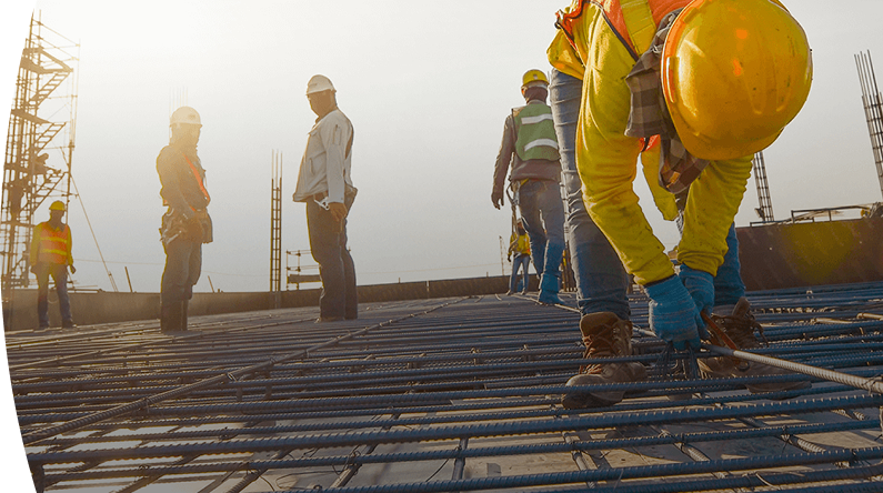 Trabajadores EPM caminando sobre unas varillas metálicas mientras trabajan