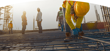 Trabajadores EPM caminando sobre unas varillas metálicas mientras trabajan
