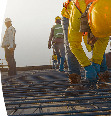 Trabajadores EPM caminando sobre unas varillas metálicas mientras trabajan