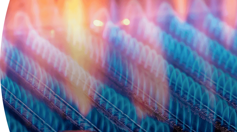 Quemadores industriales encendidos con llamas azules y naranjas