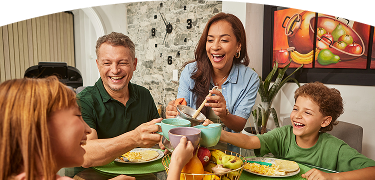 Banner ''Reforma y reparaciones de gas'' acompañado una familia compartiendo el desayuno en el comedor