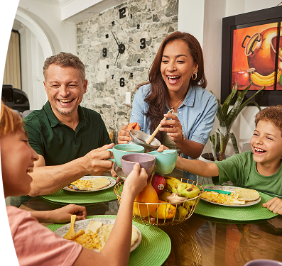 Banner ''Reforma y reparaciones de gas'' acompañado una familia compartiendo el desayuno en el comedor