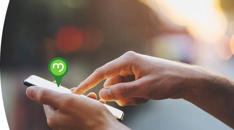 Banner "Geoportal EPM" acompañado de una imagen de unas manos usando un teléfono móvil con la pantalla encendida