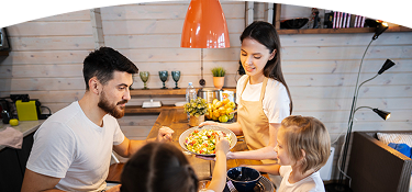 Banner con título "Hogar EPM" acompañado de una fotografía de familia cenando