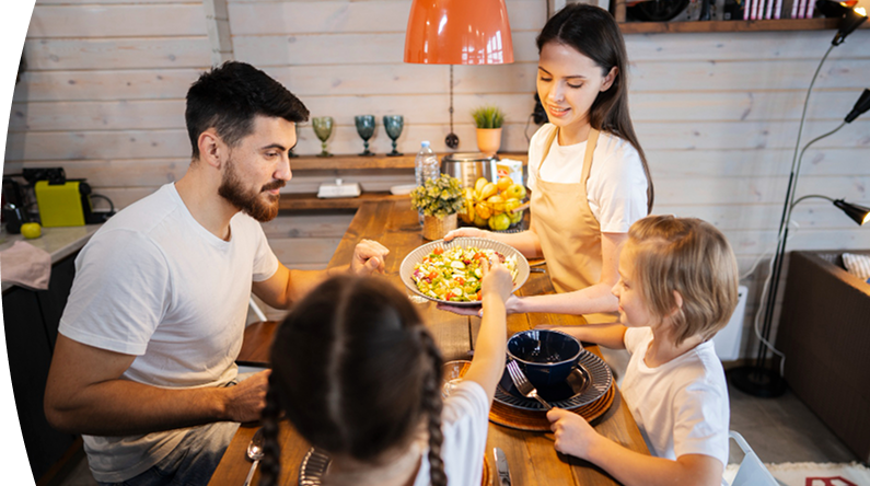 Banner con título "Hogar EPM" acompañado de una fotografía de familia cenando