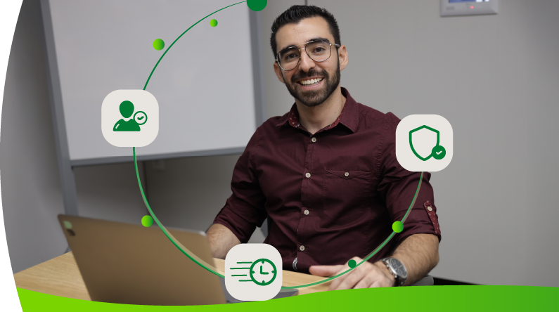 Hombre sonriente trabaja en un computador portátil mientras alrededor aparecen íconos relacionados con actualización de datos, seguridad y gestión digital.