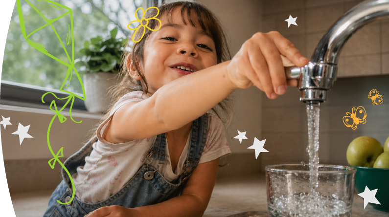Niña sonriente abre la llave y llena un vaso con agua en la cocina, con ilustraciones lúdicas que resaltan el cuidado del recurso.