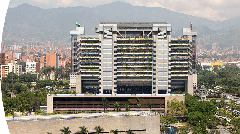 Edificio inteligente EPM en Medellín, Colombia, rodeado de zonas verdes y con vista a las montañas, sede principal de Empresas Públicas de Medellín