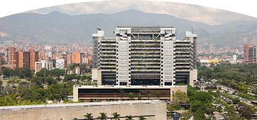 Edificio inteligente EPM en Medellín, Colombia, rodeado de zonas verdes y con vista a las montañas, sede principal de Empresas Públicas de Medellín