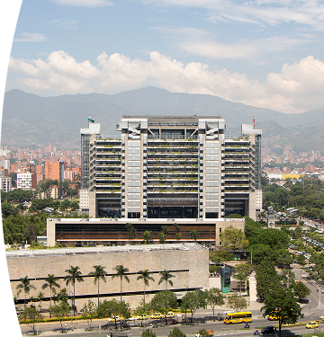 Edificio inteligente EPM en Medellín, Colombia, rodeado de zonas verdes y con vista a las montañas, sede principal de Empresas Públicas de Medellín