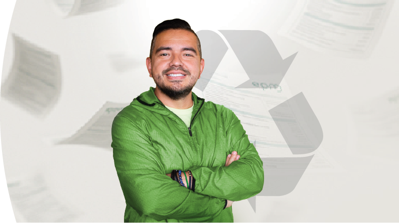 Banner de un hombre joven sonriente con una chaqueta verde y los brazos cruzados. En el  fondo, se aprecia un icono de reciclaje y facturas de papel difuminadas flotando sobre un fondo blanco y verde claro.