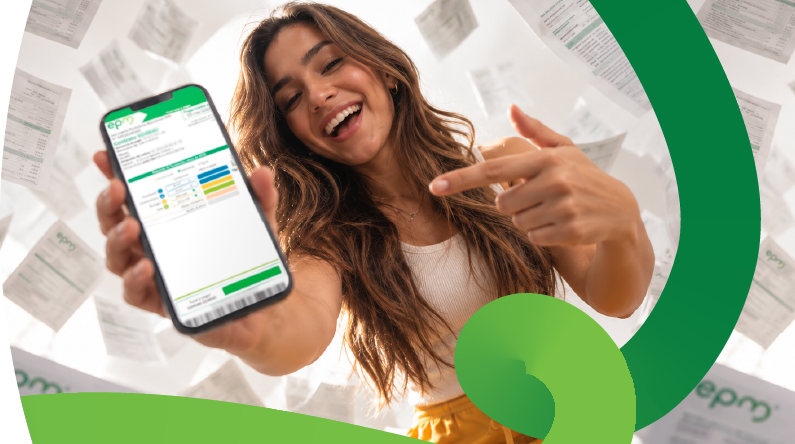 Mujer sonriente mostrando en la pantalla de su celular la factura digital de EPM, en el fondo facturas en papel cayendo