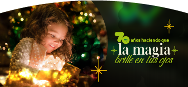 Niña sonriente abre un regalo mágico bajo las luces de un árbol de Navidad, con un diseño gráfico a la izquierda que celebra "70 años haciendo que la magia brille en tus ojos".
