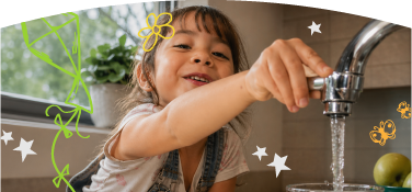 Niña sonriente abre la llave y llena un vaso con agua en la cocina, con ilustraciones lúdicas que resaltan el cuidado del recurso.