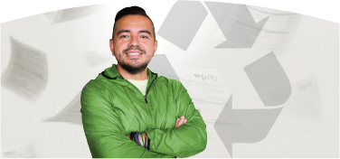 Banner de un hombre joven sonriente con una chaqueta verde y los brazos cruzados. En el  fondo, se aprecia un icono de reciclaje y facturas de papel difuminadas flotando sobre un fondo blanco y verde claro.