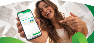 Mujer sonriente mostrando en la pantalla de su celular la factura digital de EPM, en el fondo facturas en papel cayendo
