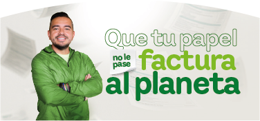 Banner con texto "Que tu papel no le pase factura al planeta". Acompañado de un hombre joven sonriente con una chaqueta verde y los brazos cruzados. En el  fondo, se aprecian facturas de papel difuminadas flotando sobre un fondo blanco y verde claro.