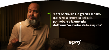 Hombre sostiene una vela con su mano en una habitación oscura, acompañada de texto: "“Otra noche sin luz gracias al daño que hizo la empresa del lado, por robarse la energía del transformador de la esquina”